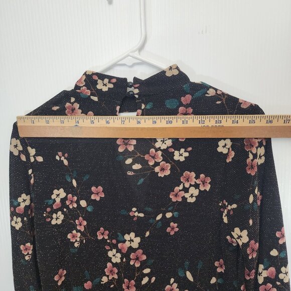 BKE Boutique Buckle Top Blouse Womens Small Black Wrap Floral Choker Metallic‎ - Picture 15 of 16